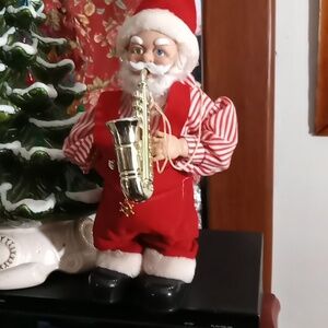 Jazz playing Santa Clause.Plays a couple  dozen Christmas Carols.